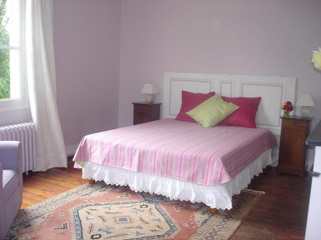 Les Longchamps Bed & Breakfast Neuille Exterior photo
