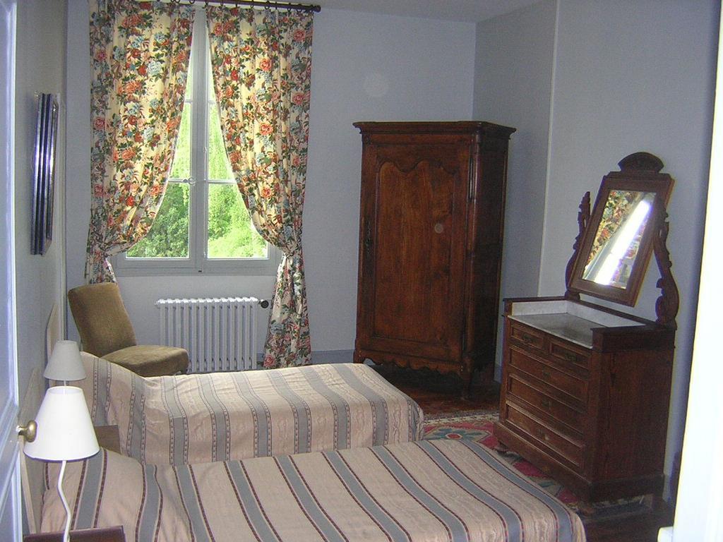 Les Longchamps Bed & Breakfast Neuille Exterior photo