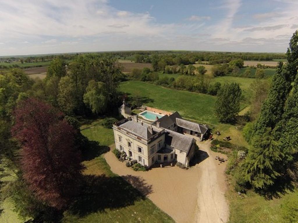 Les Longchamps Bed & Breakfast Neuille Exterior photo