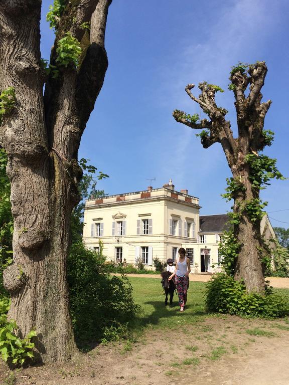 Les Longchamps Bed & Breakfast Neuille Exterior photo