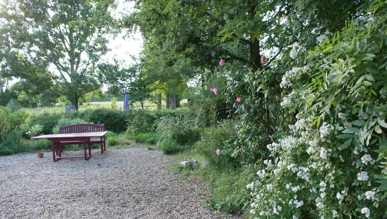 Les Longchamps Bed & Breakfast Neuille Exterior photo
