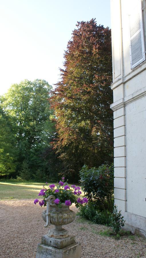 Les Longchamps Bed & Breakfast Neuille Exterior photo