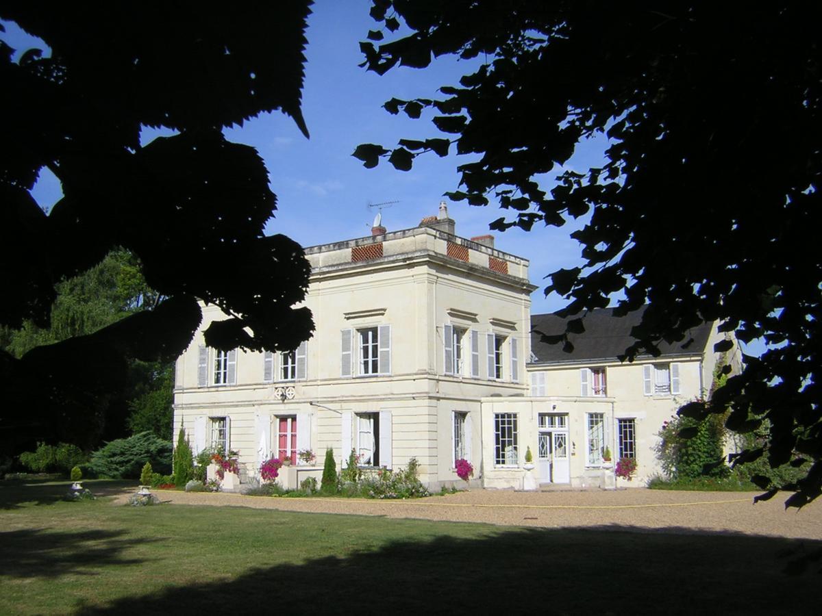 Les Longchamps Bed & Breakfast Neuille Exterior photo